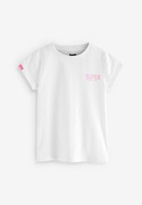 Balti medvilninis marškinėliai su apvaliu kaklu, trumpomis rankovėmis, su rožiniu tekstu "SUPER DRY.JPN" priekyje ir rožine prekės ženklo etikete ant rankovės.