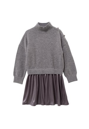 Maglione grigio lavorato a maglia con collo alto e tre bottoni decorativi, abbinato a una gonna fluida in satin grigio scuro. Maniche lunghe.