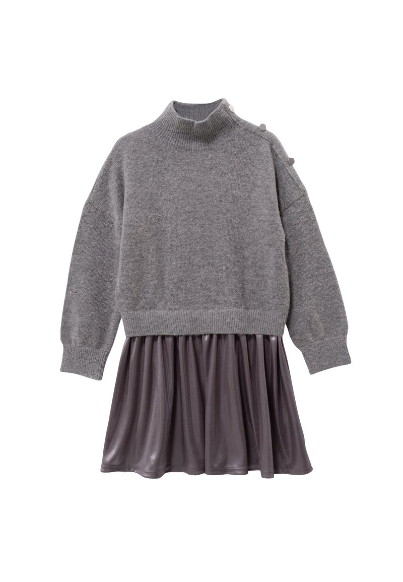 Maglione grigio lavorato a maglia con collo alto e tre bottoni decorativi, abbinato a una gonna fluida in satin grigio scuro. Maniche lunghe.