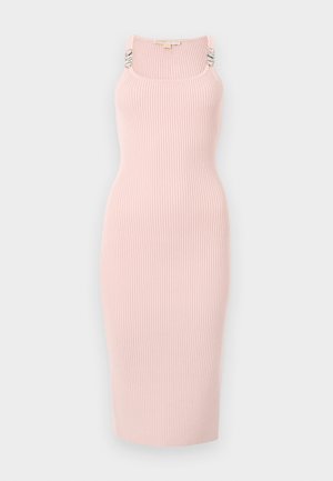 Růžové žebrované pletené šaty se zvýrazněným střihem, čtvercovým výstřihem a stříbrnými detaily na ramínkách. Délka po lýtka.