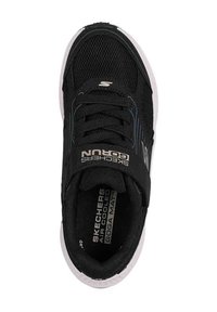 Scarpa atletica nera con tomaia in mesh, collo imbottito, fascia elastica e suola bianca con marchio "SKECHERS GORUN".