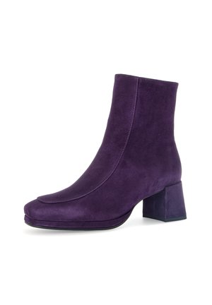 Bottine en daim violet avec bout carré et talon carré, vue latérale isolée sur fond blanc.