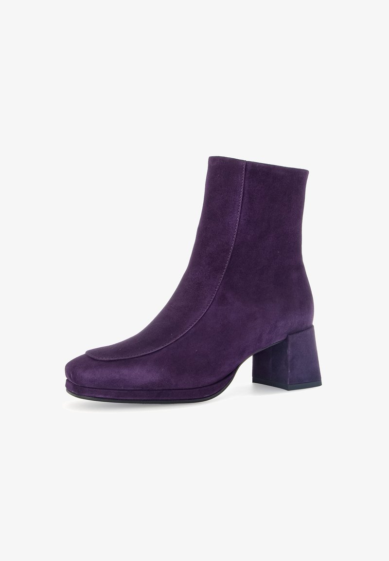 Bottine en daim violet avec bout carré et talon carré, vue latérale isolée sur fond blanc.