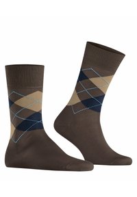 Brune sokker med et argyle-mønster, der har beige og marineblå diamanter, fremhævet af lyseblå konturer. Ribbede kanter. Blød struktur.