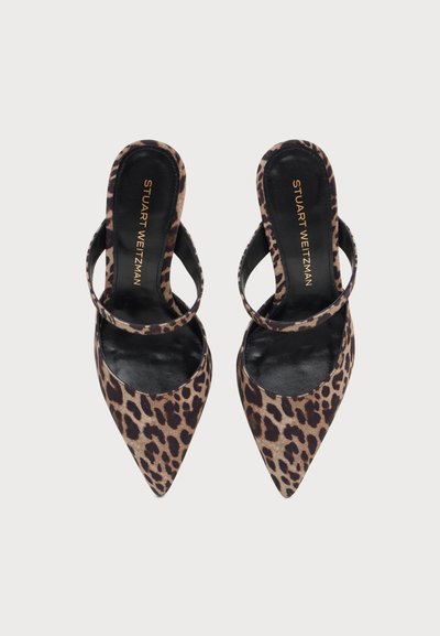 Paire de mules à talons à bout pointu en tissu imprimé léopard avec une bride unique, semelles intérieures noires avec la marque "Stuart Weitzman".
