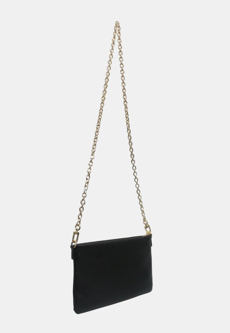 Bolso cruzado de cuero negro con una textura suave y correa de cadena dorada. Presenta una forma rectangular y cierre con cremallera.
