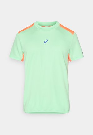Lichtgroen sportshirt met korte mouwen, voorzien van oranje schouder- en zijpanelen, en een klein blauw logo in het midden van de borst.