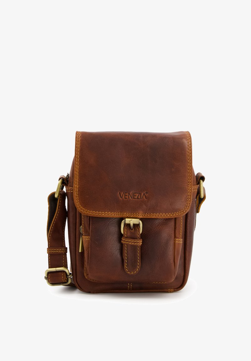 Brązowa skórzana torba na ramię z klapą, mosiężnymi akcesoriami i kontrastowym przeszyciem. Posiada regulowany pasek oraz przednią kieszeń.