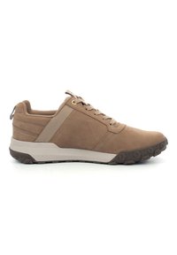 Sneaker in suede marrone con suola in gomma beige, tomaia testurizzata, chiusura con lacci e cuciture a contrasto. Presenta una linguetta sul tallone per una facile vestibilità.