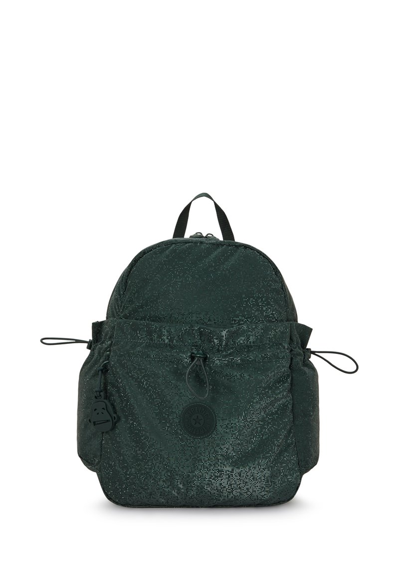 Zaino verde scuro con una superficie lucida e testurizzata. Il design include un manico superiore, spallacci regolabili e una tasca frontale con cordoncino.
