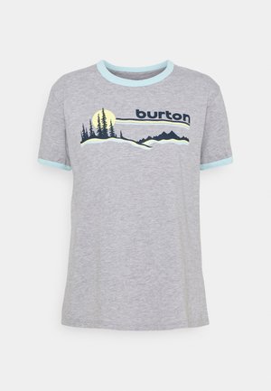 T-shirt gris clair à manches courtes avec bordure bleu clair, présentant un motif de montagne, d'arbres, de lune, et le texte "burton" sur la poitrine.