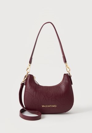 Piccola borsa Valentino rosso scuro con accessori dorati, logo in rilievo e due tracolle su sfondo semplice.