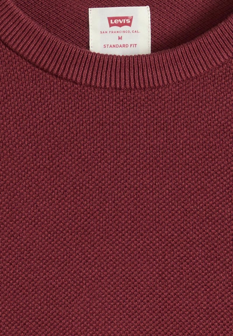 Suéter color granate de Levi's con cuello redondo acanalado y etiqueta que muestra la talla M, "San Francisco, Cal." y "Standard Fit".