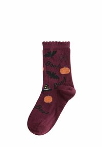 Bordeauxrote Socken mit schwarzen Fledermäusen, orangefarbenen Kürbissen und dem Wort "Boo!" in Schwarz. Weiche Textur mit einem gerippten Bund. Halloween-Thema.