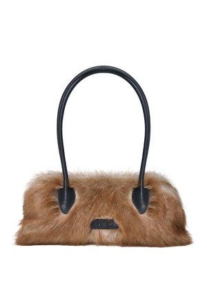 Petit sac à main rectangulaire marron en fausse fourrure avec deux anses en cuir noir et un patch logo noir au centre.