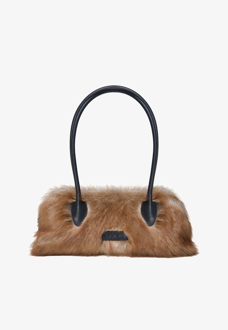 Petit sac à main rectangulaire marron en fausse fourrure avec deux anses en cuir noir et un patch logo noir au centre.