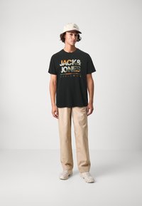 Jack & Jones JJLUKE PLUS TEE 5 PACK - Print T-shirt - goblin blue/white/black/deepteal/navy blazer