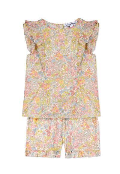Completo floreale a due pezzi composto da un top senza maniche con spalline arricciate e pantaloni corti, realizzato in cotone leggero e colorato.