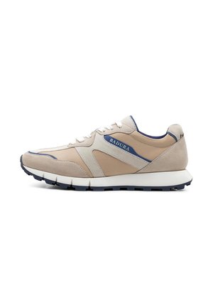 Sneaker beige con parte superiore in suede e pelle, accenti blu, lacci bianchi e suola spessa in gomma con battistrada testurizzato per una migliore presa.