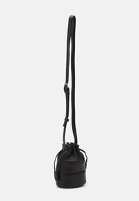 Borsa a secchiello nera in pelle con chiusura a coulisse, tracolla regolabile e texture liscia. Design compatto con forma curva.