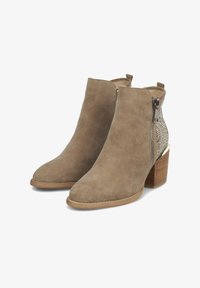 Selectat, light brown