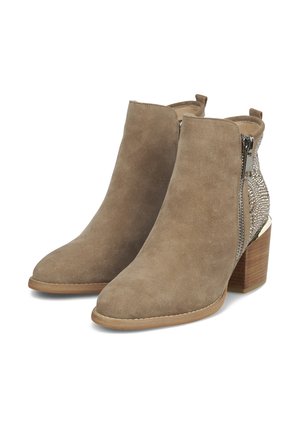 Botas de tobillo de ante en color topo con cremallera lateral y adornos de strass, que cuentan con un tacón de madera apilado y una suela lisa.