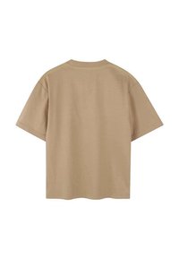 Beige T-shirt met korte mouwen, gemaakt van zachte stof; heeft een ronde hals, rechte zoom en een minimalistisch ontwerp zonder zichtbare logo's.