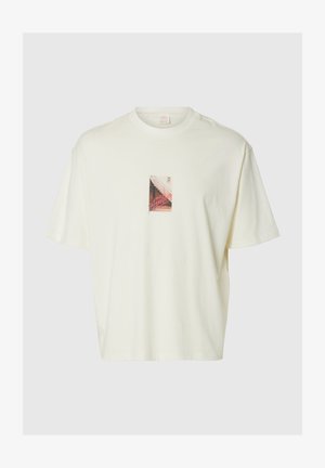 T-shirt blanc à manches courtes avec un petit graphique carré d'escaliers et un texte rose sur la poitrine, sur un fond uni.