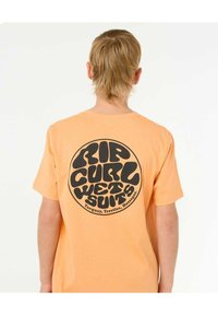 Oranges Baumwoll-T-Shirt mit einem großen schwarzen kreisförmigen Grafikdruck mit dem Text "RIP CURL WET SUITS" auf dem Rücken. Kurze Ärmel, lässige Passform.