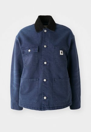Marineblauwe button-up jas met zwarte corduroy kraag, vier voorkruisen en metalen drukknoopjes, voorzien van een klein logo op de borstzak.