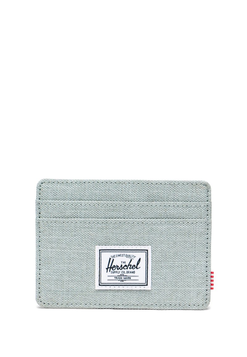 Šedý textilní držák na karty se třemi sloty na karty, šitými okraji a malou bílou nášivkou. Červenobílý pruhovaný akcent na boku.