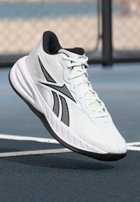 Reebok PRESS UNISEX - Basketbalová obuv - white/core black/barely grey