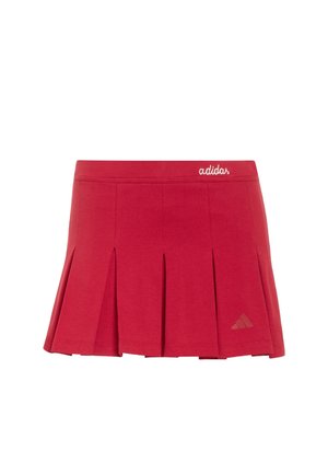 Červená skládací tenisová sukně s logem Adidas na levém lemu a bílým vyšívaným nápisem "adidas" na pase.