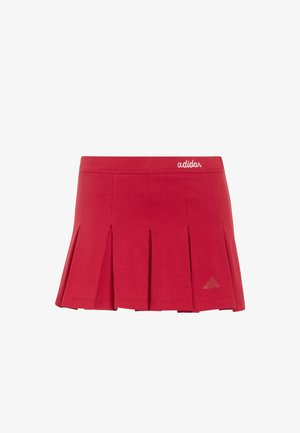 Crvena plisirana teniska suknja s Adidas logotipom na lijevom rubu i "adidas" izvezenim bijelim koncem na pojasu.