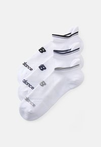 Trois paires de chaussettes blanches de cheville avec des accents noirs et gris ; elles présentent un matériau texturé et des bords rayés contrastants avec un logo.