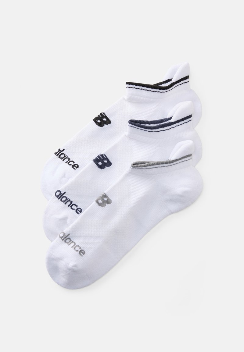 Trois paires de chaussettes blanches de cheville avec des accents noirs et gris ; elles présentent un matériau texturé et des bords rayés contrastants avec un logo.