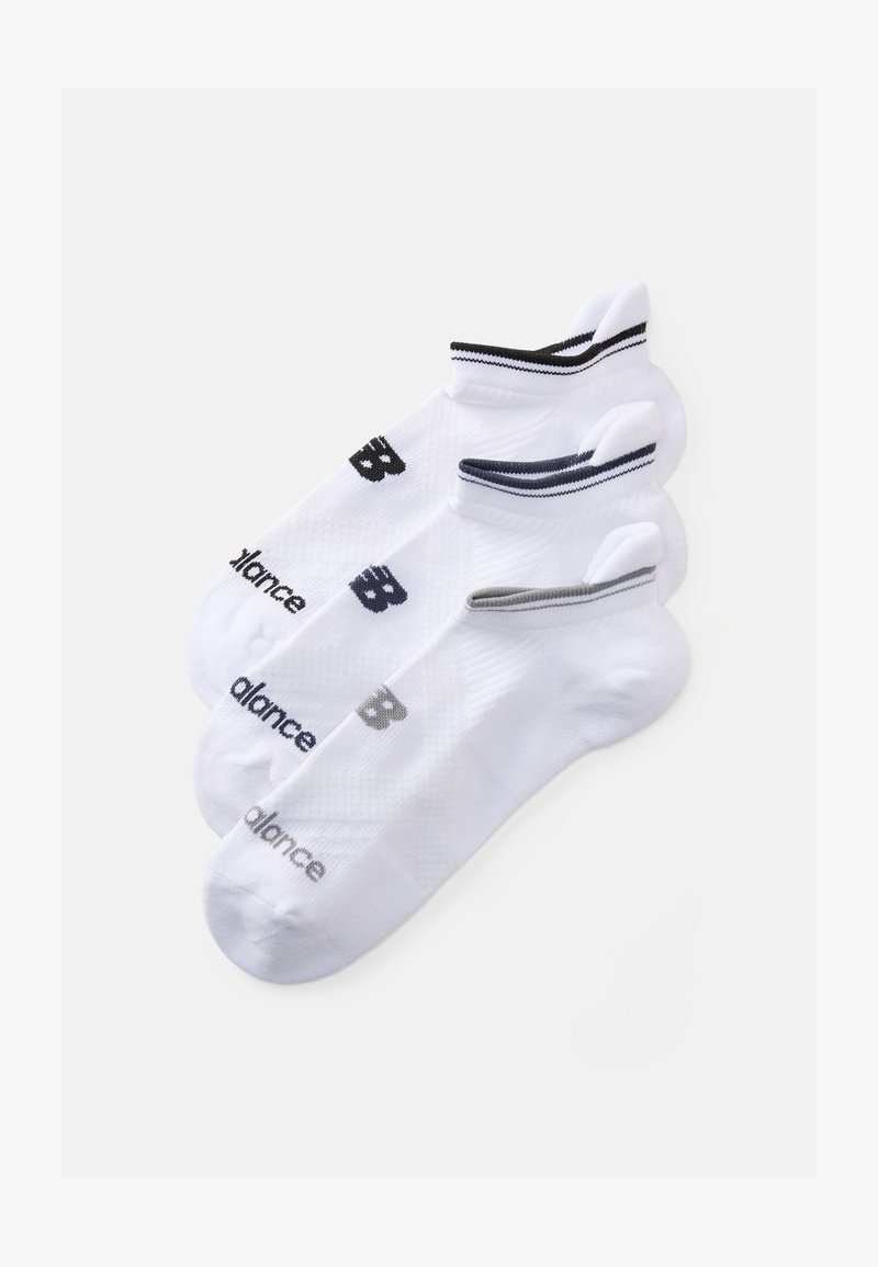 Trois paires de chaussettes blanches de cheville avec des accents noirs et gris ; elles présentent un matériau texturé et des bords rayés contrastants avec un logo.