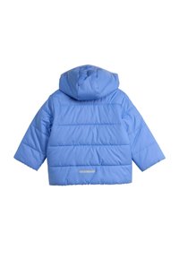 Svetlomodrá nafukovacia bunda s kapucňou, ktorá má prešívaný dizajn, tesný strih a reflexný pásik pri leme pre viditeľnosť.