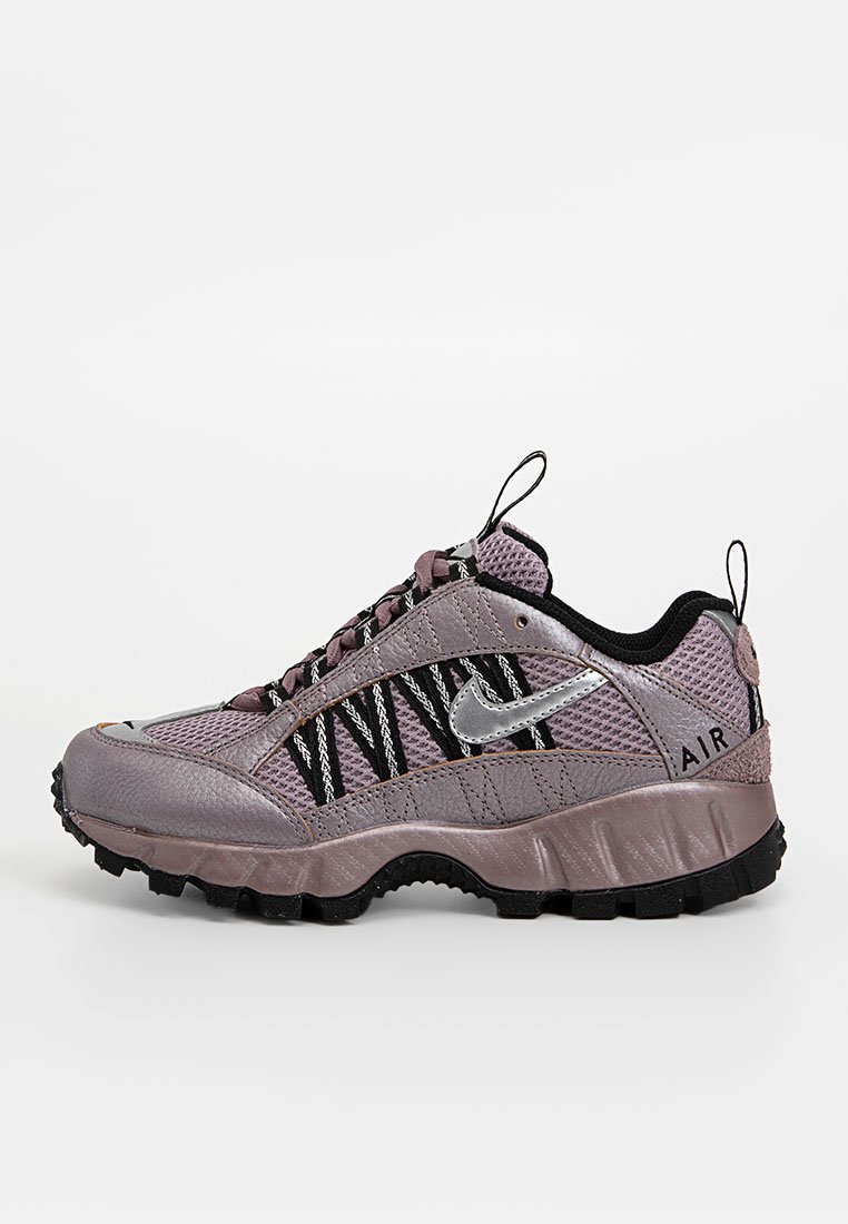 Lila und grauer Sneaker aus Mesh- und Leder-Material, mit silbernen Akzenten, schwarzen Schnürsenkeln und einer strukturierten Sohle mit ausgeprägtem Profil.