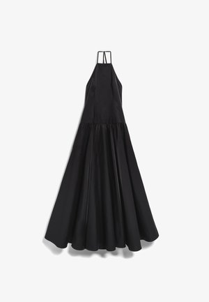 Zwarte mouwloze halterjurk met nauwsluitend lijfje en volle, vloerbedekkende rok op witte achtergrond.