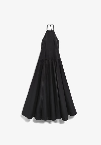 Μαύρο φόρεμα χωρίς μανίκια με λαιμόκοψη halter, με εφαρμοστή μπλούζα και φούστα πλήρους μήκους μέχρι το πάτωμα σε λευκό φόντο.