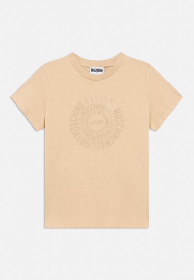 Camiseta beige de manga corta con cuello redondo, que presenta un patrón circular tonal con el logo "Moschino" en la parte delantera.