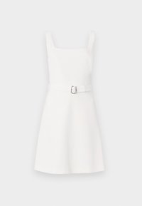 Vit ärmlös klänning med fyrkantig halsringning, midja med bälte och silverfäste, och utsvängd fåll. Slät textur, minimalistisk design.