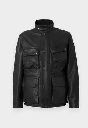 Chaqueta de cuero negra con un collar alto, múltiples bolsillos frontales y cierres a presión. Textura suave y diseño estructurado.