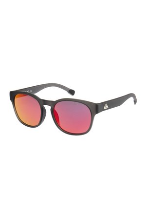 Schwarze Sonnenbrille mit Kunststoffrahmen, rot-orange verspiegelten Gläsern und kleinem dreieckigem Logo an den Bügeln.