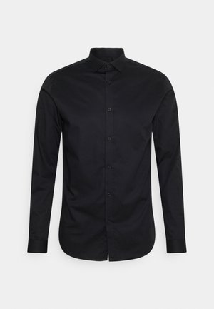 Czarna, męska koszula wizytowa z długim rękawem, z zapinanym na guziki przodem i kołnierzykiem, prezentowana na jednolitym jasnym tle.