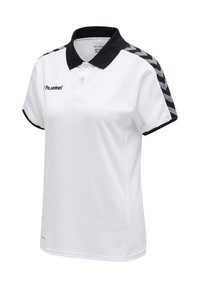 Polo blanc à manches courtes avec col noir, manches bordées de noir, motifs chevrons noirs aux épaules et logo "hummel" sur la poitrine.