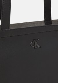 Calvin Klein Jeans MINIMAL MONOGRAM SLIM TOTE - Bevásárlótáska - black/shiny gunmetal
