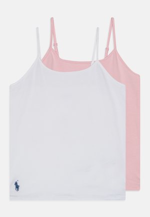 Dwa bawełniane koszulki na ramiączkach: jedna biała z niebieskim logo, druga różowa. Obie mają cienkie regulowane ramiączka i prostą, gładką teksturę.