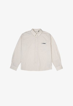 Biała koszula na długi rękaw z cienkimi pionowymi czarnymi paskami oraz przednią kieszenią na piersi z małą czarną naszywką z logo.